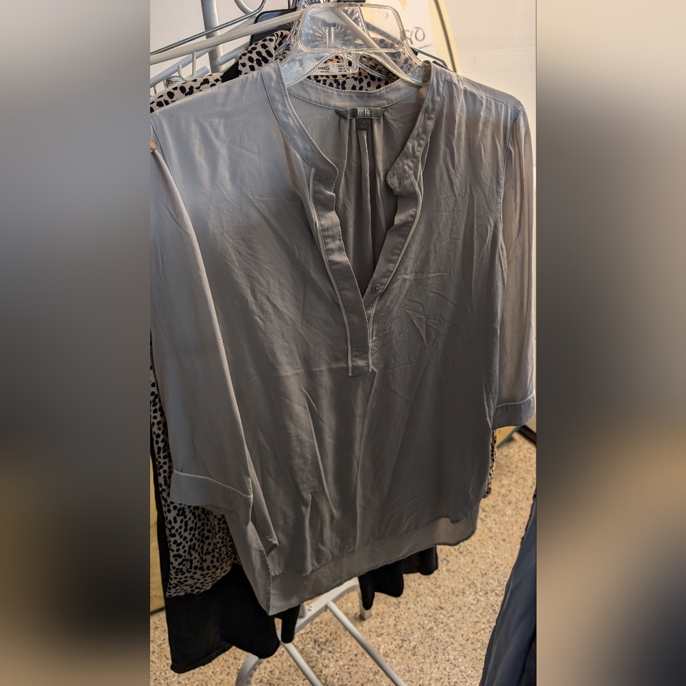 Uniqlo Rayon half button top gray